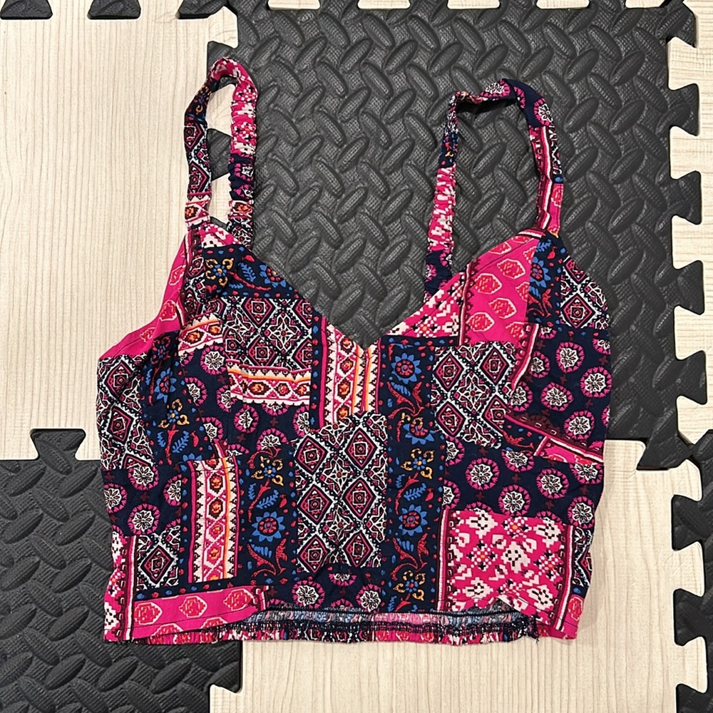 Hollister printed design stretchy crop top in size medium